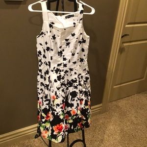 Very pretty and classy dress!